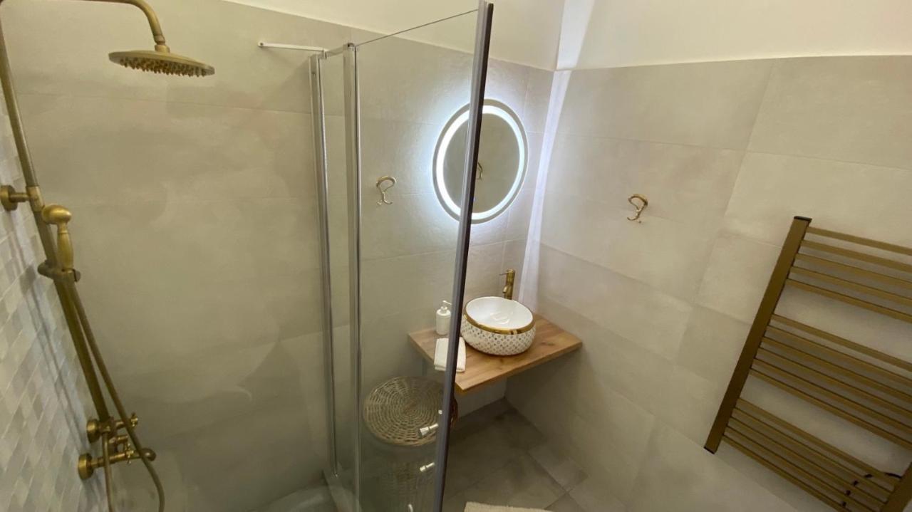 Patras Golden Suite Luaran gambar